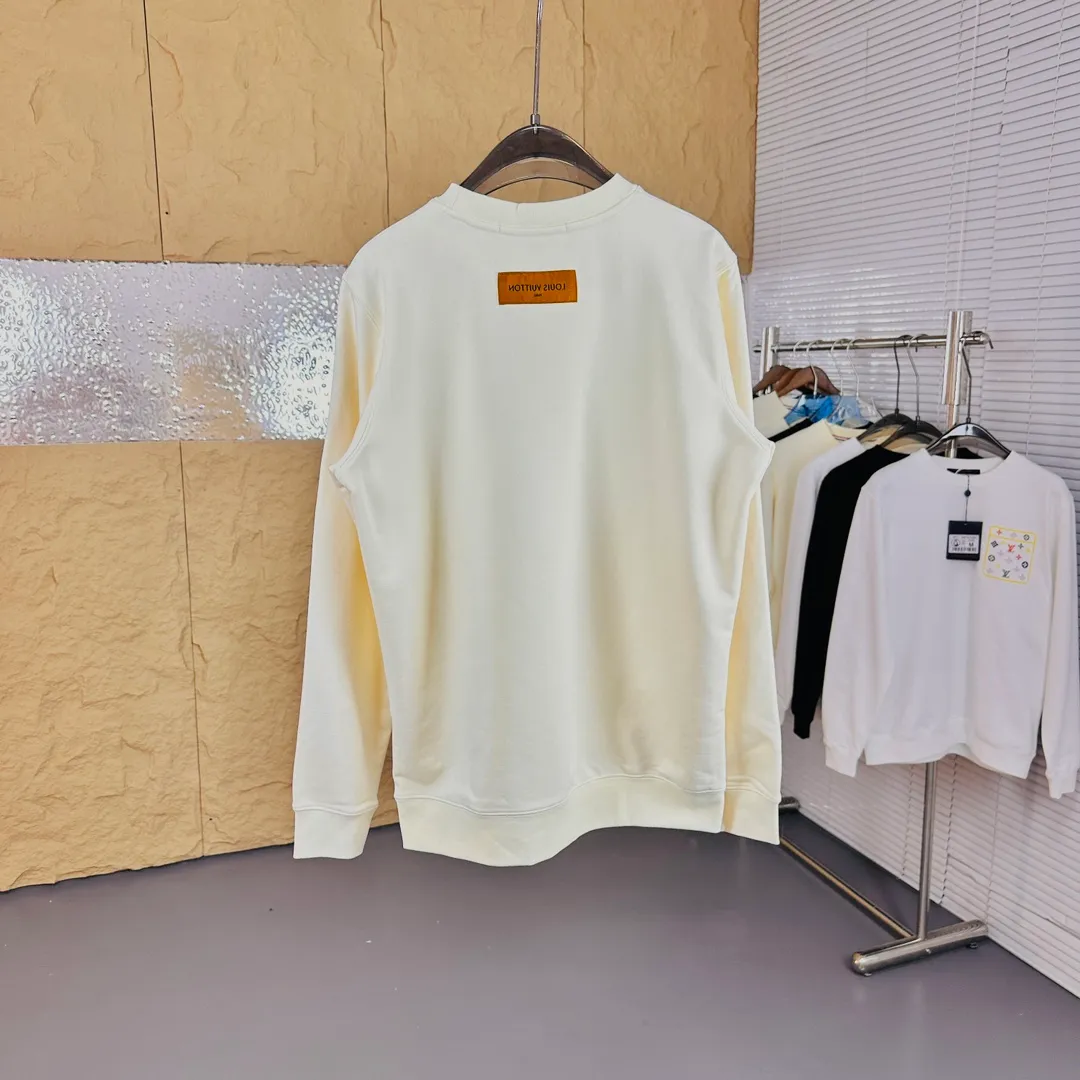 🅿️320 Brand: Louis Vuitton🤳𝗟𝗩 Fabric: ☑️Made of 440g double-strand pure cotton terry👕 Fabric: ☑️Thread with 1*1 double yarn thread. 🔜Comes with dyeing in the same tank. Craftsmanship: ☑️The embroidery uses 3D three-dimensional embroidery technology, 🇧🇫The original computer scan and print is restored 1:1. The pattern is clear and the needle count is dense. It is a rare high-end product on the market! 🇲🇩All three standards are complete! Size: ☑️S 〰️M 〰️L 〰️XL 〰️XXL